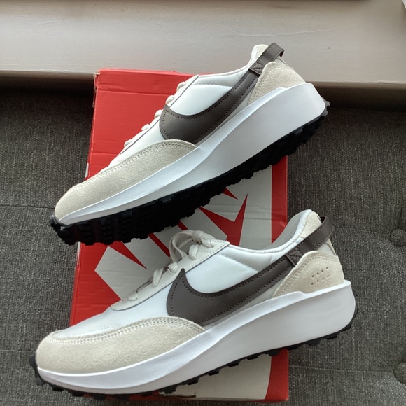 Nike Waffle Debut Sneaker (Women) 9.5M - Picture 12 of 12